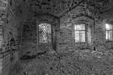 Rusya 'nın Kostroma ilinin Isupovo köyünde terk edilmiş bir Ortodoks kilisesinin içinde. İnşaat yılı 1740. Şu anda tapınak terk edilmiş durumda..