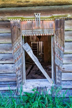 Terk edilmiş bir evin camlarında eski ahşap bantlar.