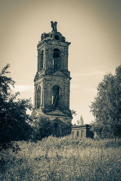 Uma Antiga Torre Sino Abandonada Aldeia Khripeli Província Kostroma Rússia — Fotografia de Stock