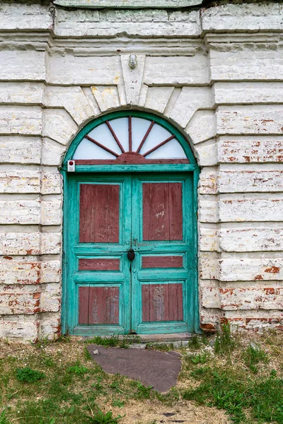 Una Vieja Puerta Verde Una Pared Ladrillo —  Fotos de Stock