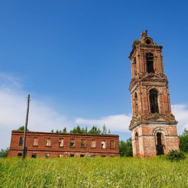 Manzara, terk edilmiş eski Ortodoks kilisesi, Khripeli köyü, Kostroma bölgesi, Rusya. İnşaat yılı 1820. Şu anda tapınak terk edilmiş durumda..