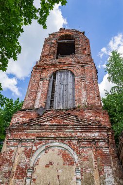 Eski terk edilmiş bir çan kulesi, Noskovo köyü, Kostroma, Rusya. İnşaat yılı 1828..