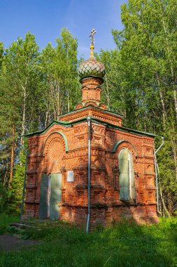 Rusya 'nın Kostroma eyaletindeki ormandaki Ortodoks kilisesi. İnşaat yılı 1913..