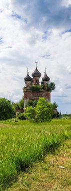 Kırsal Ortodoks kilisesi manzarası, Buyakovo köyü, Kostroma ili, Rusya. İnşaat yılı 1810. Şu anda tapınak terk edilmiş durumda..