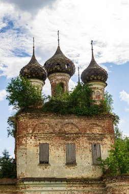 Eski Ortodoks Kilisesi, Buyakovo köyü, Kostroma ili, Rusya. İnşaat yılı 1810. Şu anda tapınak terk edilmiş durumda..