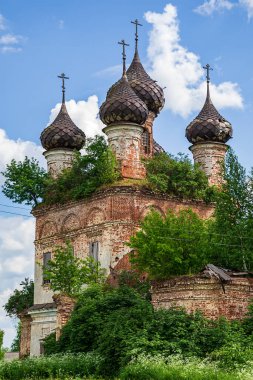 Eski Ortodoks Kilisesi, Buyakovo köyü, Kostroma ili, Rusya. İnşaat yılı 1810. Şu anda tapınak terk edilmiş durumda..