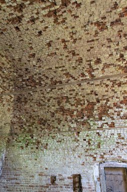 Rusya 'nın Kostroma ilinin Isupovo köyünde terk edilmiş bir Ortodoks kilisesinin içinde. İnşaat yılı 1740. Şu anda tapınak terk edilmiş durumda..