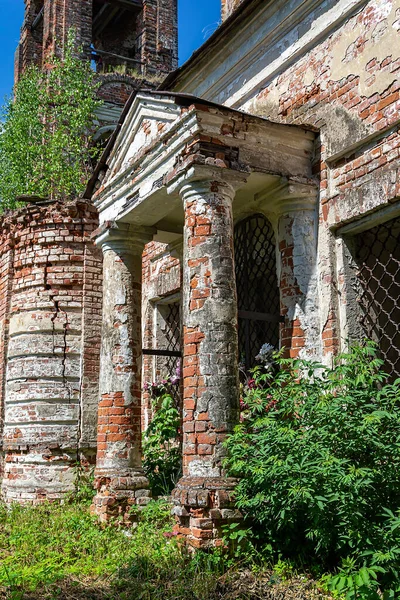 Rusya 'nın Kostroma ilindeki Noskovo köyünde terk edilmiş bir Ortodoks kilisesi. İnşaat yılı 1828..