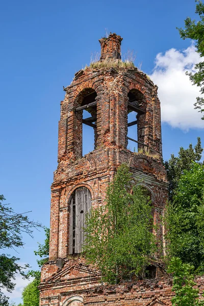 Eski terk edilmiş bir çan kulesi, Noskovo köyü, Kostroma, Rusya. İnşaat yılı 1828..