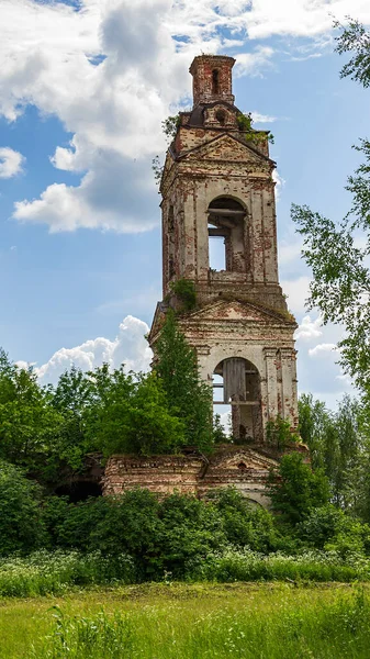 Rusya 'nın Kostroma eyaletindeki Buyakovo köyünde terk edilmiş eski bir Ortodoks çan kulesi. İnşaat yılı 1810. Şu anda tapınak terk edilmiş durumda..