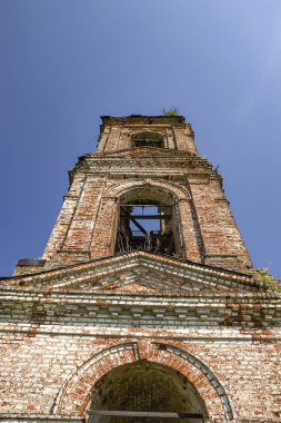 Eski terk edilmiş bir çan kulesi, Khripeli köyü, Kostroma, Rusya. İnşaat yılı 1820. Şu anda tapınak terk edilmiş durumda..