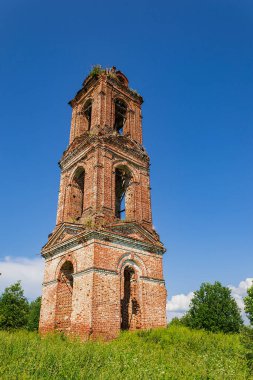 Eski terk edilmiş bir çan kulesi, Khripeli köyü, Kostroma, Rusya. İnşaat yılı 1820. Şu anda tapınak terk edilmiş durumda..