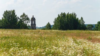 Manzara, terk edilmiş eski Ortodoks kilisesi, Khripeli köyü, Kostroma bölgesi, Rusya. İnşaat yılı 1820. Şu anda tapınak terk edilmiş durumda..