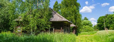 Rusya 'nın Kostroma bölgesinde terk edilmiş bir köyde ahşap evler