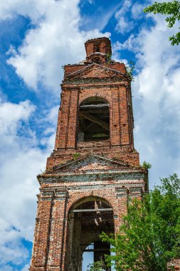 Rusya 'nın Kostroma eyaletindeki Buyakovo köyünde terk edilmiş eski bir Ortodoks çan kulesi. İnşaat yılı 1810. Şu anda tapınak terk edilmiş durumda..