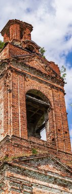 Rusya 'nın Kostroma eyaletindeki Buyakovo köyünde terk edilmiş eski bir Ortodoks çan kulesi. İnşaat yılı 1810. Şu anda tapınak terk edilmiş durumda..