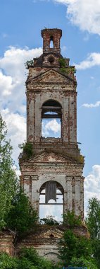 Rusya 'nın Kostroma eyaletindeki Buyakovo köyünde terk edilmiş eski bir Ortodoks çan kulesi. İnşaat yılı 1810. Şu anda tapınak terk edilmiş durumda..