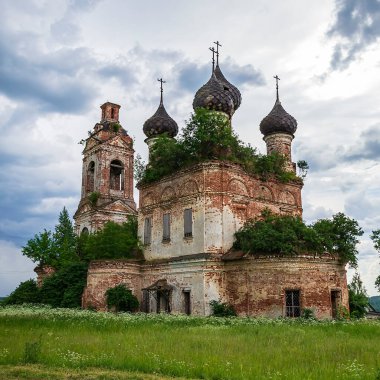 Eski Ortodoks Kilisesi, Buyakovo köyü, Kostroma ili, Rusya. İnşaat yılı 1810. Şu anda tapınak terk edilmiş durumda..