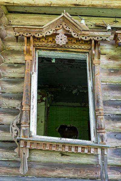 Резные Повязки Деревянного Заброшенного Дома — стоковое фото