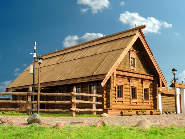 Maison en bois dans le ciel — Photo