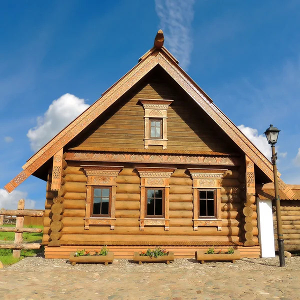 Drewniany dom na niebie — Zdjęcie stockowe