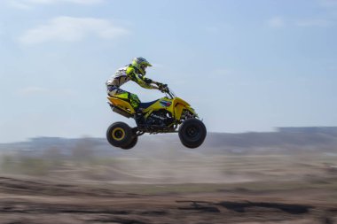 Dört çekerli bir adam havada uçuyor.