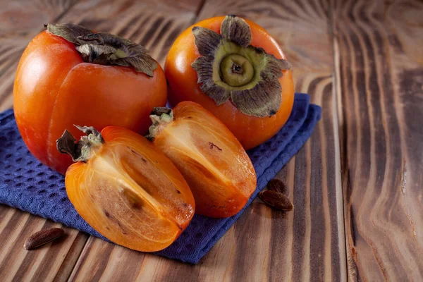 Tahta bir masada taze olgun hurma.