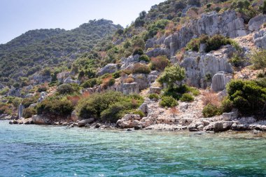 Antik Lycia şehri Simena 'nın Kekova Dolichiste adasındaki batık kalıntılar. Antalya, Türkiye.