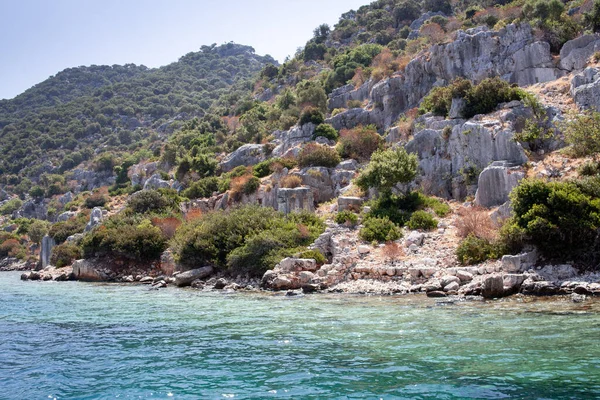 Antik Lycia şehri Simena 'nın Kekova Dolichiste adasındaki batık kalıntılar. Antalya, Türkiye.