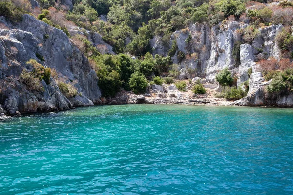 Antik Lycia şehri Simena 'nın Kekova Dolichiste adasındaki batık kalıntılar. Antalya, Türkiye.