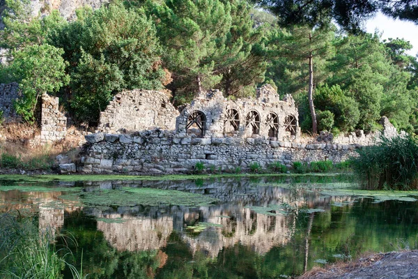 Modern Türkiye 'nin Olimpos kenti Licya' da nehir kıyısında büyük pencereli antik bir binanın kalıntıları