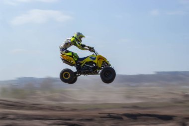 Dört çekerli bir adam havada uçuyor.