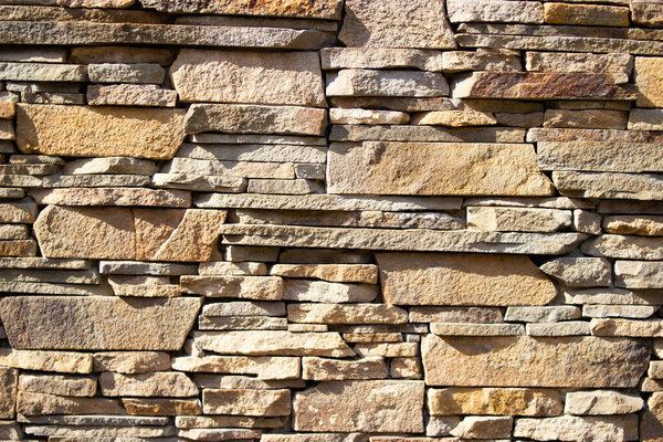 Стена из жёлтого камня