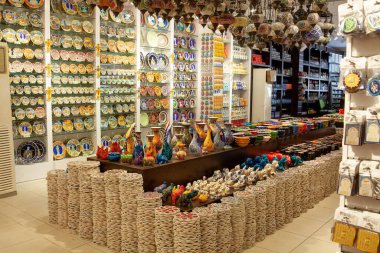 Doğu pazarında geleneksel Türk çanak çömleği. Türkiye 'den hatıralar