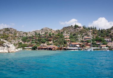 Antik Demre ve Kekova yakınlarındaki Simena adası, Türkiye. Tepedeki binalar. Sahil tepesindeki köy..
