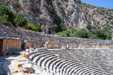 Türkiye 'nin Myra kentinde taş basamaklı antik amfitiyatro. Demre, Türkiye - 05.07.2020