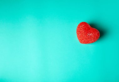 Mavi turkuaz arka planda kırmızı kalp, Aşk illüstrasyonunda minimalist konsept