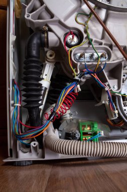 Açık kapaklı çamaşır makinesi servis için hazır.