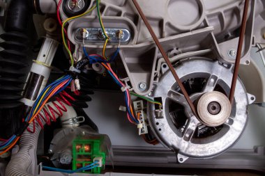 Açık kapaklı çamaşır makinesi servis için hazır.