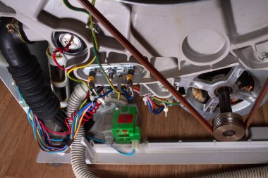 Açık kapaklı çamaşır makinesi servis için hazır.