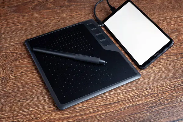 Boş beyaz ekran kopyalama alanı ile akıllı telefona bağlı dijital kalem stili ile Ggraphic tableti rötuşlama pedi