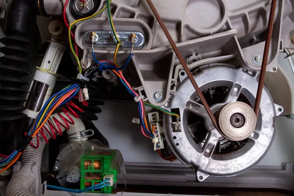 Açık kapaklı çamaşır makinesi servis için hazır.