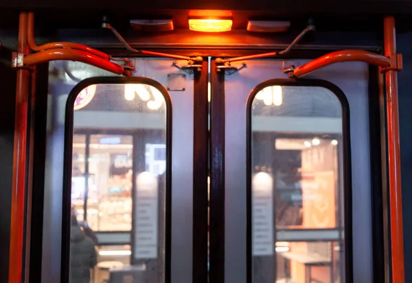 Turuncu ışıklı kapalı toplu taşıma kapıları