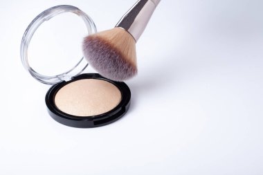 Profesyonel makyaj fırçası ve fosforlu kalem. Makyaj için pudra.