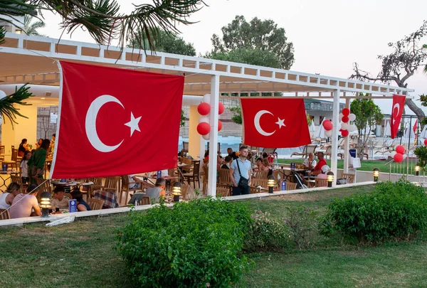 Türkische Flaggen im Hotelrestaurant. Hotelevent Türkische Nachtshow mit nationalem Essen, Musik und Unterhaltung für Touristen. — Stockfoto