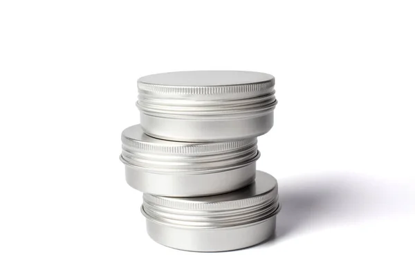 Beyaz arka planda izole edilmiş üç metal krema kavanozu. Doğal kozmetik ürünler için alüminyum kap. Cilt bakımı. Krema kabı
