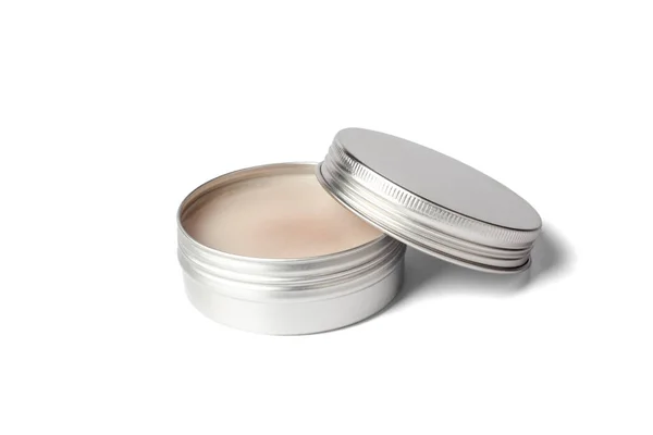 Metal krem kavanozu beyaz arka planda izole edilmiş. Doğal kozmetik ürünler için alüminyum kap. Cilt bakımı. Krema için konteyner