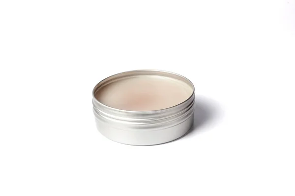 Tarro de metal de crema aislado sobre fondo blanco. Maceta de aluminio para productos cosméticos naturales. Cuidado de la piel. Envase para crema abierta — Foto de Stock