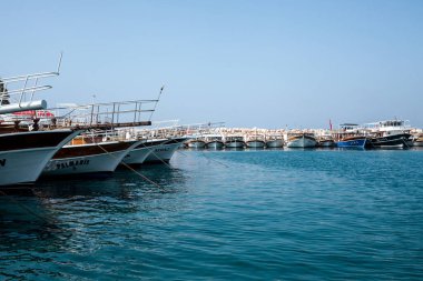 Limanda bir sürü yat ve tekne var. İskelede gemiler var. Deniz yolculuğu. Beyaz zevk yatları. Kemer, Türkiye - 07.07.2020