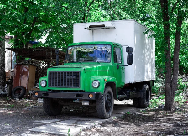 Kharkov, Ukraine - 01 juillet 2018 : Camion frigorifique soviétique russe basé sur GAZ-3307. De la camelote. Vieille voiture verte abandonnée. — Photo
